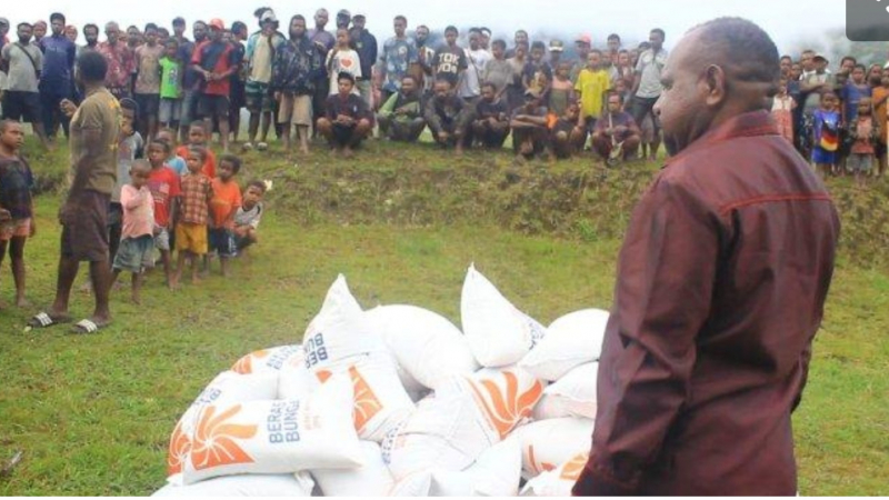 Masyarakat Welarek sedang menerima bantuan beras dari Ketua Komisi I DPRP Papua Pegunungan, Sebulon Meik di Bandara Welarek pada Senin, (31/3/2025). 
