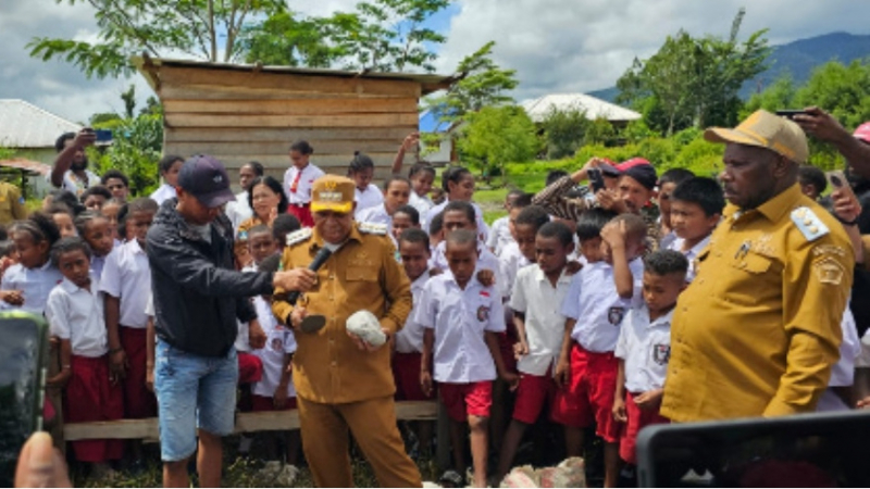 Bupati Yalimo Dr. Nahor  Nekwek,SPd., MM didampingi Wakil Bupati  Yan Kirakla ,SPd saat meletakan batu pertama pembangunan gedung sekolah unggulan, sD Negeri Binaan Bulmu Maniek di Kampung Bulmu Distrik Elelim, Yalimo, Selasa (29/4). (Foto/Humas)

