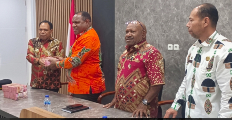 Bupati Yalimo Nahor Nekwek serahkan bantuan kepada Bupati Jayawijaya Atenius Murip dan Wakil Bupati Ronny Elopere di Posko Tanggap Darurat Pemkab Jayawijaya, Kamis, 15 Mei 2025.
