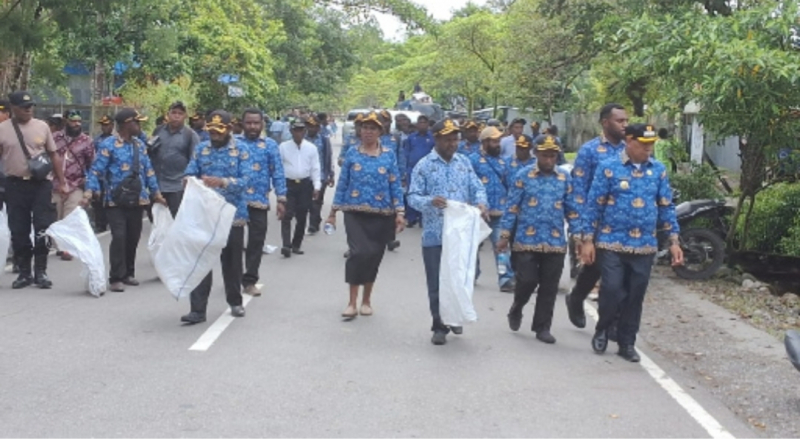 Para ASN Kabupaten Yalimo melakukan pembersihan di ibu kota Kabupaten Yalimo, Kamis (5/6) lalu. (foto: Humas)