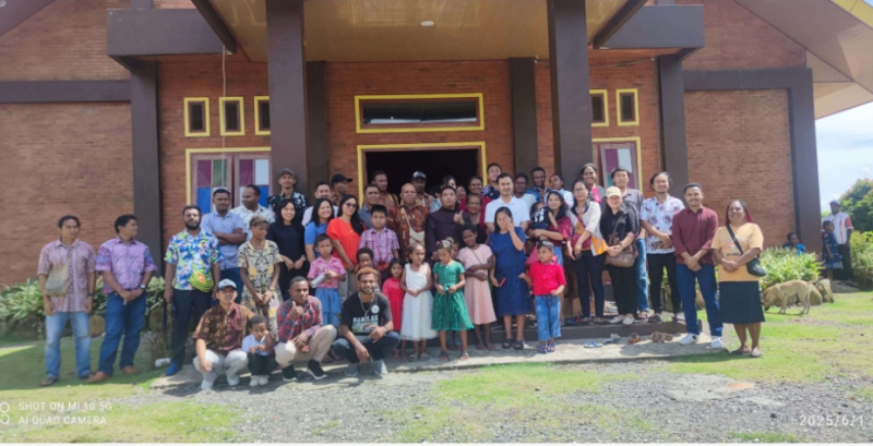 Ketua Stasi Gereja Khatolik Santo Fransiskus Xaferius Elelim Kabupaten Yalimo, Papua Pegunungan, Hironimus Itlay, Saat Foto Bersama Dengan Para Jemaat Selepas Ibadah Minggu

(Foto: Albert)
