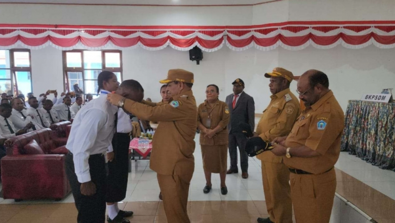 Bupati Yalimo Nahor Nekwek, Saat Menyematkan Tanda Peserta Kepada Para CASN