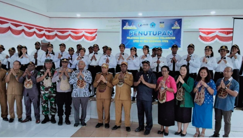 Bupati Yalimo, Nahor Nekwek foto bersama dengan  Peserta Latsar CASN foto bersama.(Foto: Humas)