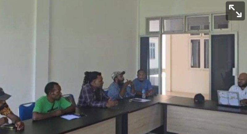 Pencari Kerja Kabupaten Yalimo, Papua Pegunungan saat berdialog dengan DPRK setempat di Kantor DPRK pada Kamis, (19/6/2025). 