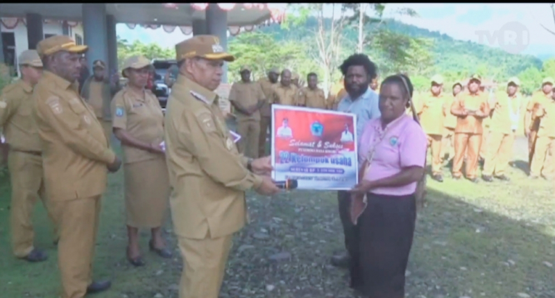 Bupati Yalimo,Nahor Nekwek Menyerahkan Secara Simbolis Bantuan Dana Hibah Bagi Pelaku UMKM Asli Orang Papua (AOP). foto : humas