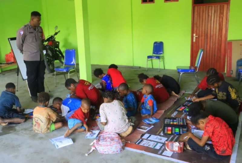 Subsatgas Si-Ipar Polres Yalimo Ajarkan Menggambar dan Mewarnai (Foto: Humas)