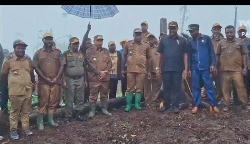 Bupati Dr.Nahor Nekwek dan ketua DPRK Yalimo,Elia Yare,S.Sos di dampingi Kepala dinas pertanian dan perkebunan,Yesaya Alitnoe,saat penanaman ubi jalar di Kampung Hulikma distrik Abenaho Kabupaten Yalimo Papua Pegunungan, Selasa 08/7/25.
