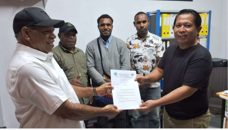 Penandatanganan MOU Antara Pemda Yalimo Dengan Yayasan Penerbangan Advent Doyo Sentani. foto : humas