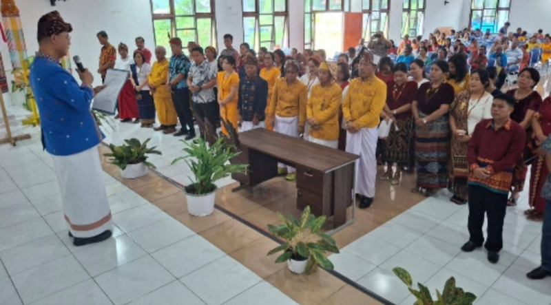 Ketua Ikatan Keluarga Toraja Provinsi Papua Dr.Drs. Edie Rantetasak.MM, melantik pengurus Ikatan Keluarga Toraja (IKT) Kabupaten Yalimo di Aula Dinas Pendidikan Kabupaten Yalimo Jumat (25/7).