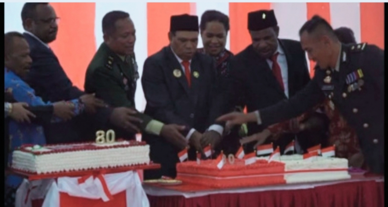 Bupati Yalimo Dr. Nahor Nekwek, SPd.MM, bersama Wabup Yan Kiraklak, SPd, Sekda Yalimo Dr.Isak Yando,SE.M.Si, dan Forkopimda memotong kue ulang tahun HUT ke-80 RI dalam resepsi kenegaraan memperingati HUT ke-80 RI tingkat Kabupaten Yalimo dipusatkan di Aula Dinas Pendidikan Kabupaten Yalimo, Minggu (17/8). 