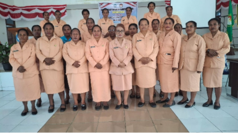 Ketua Dharma Wanita Persatuan (DWP) Kabupaten Yalimo Ny. Retno Rumiyati Yando bersama pengurus lainnya dan peserta foto bersama dalam pembukaan sosialisasi bagi istri ASN di Aula Dinas Pendidikan Kabupaten Yalimo Kamis (7/8). 