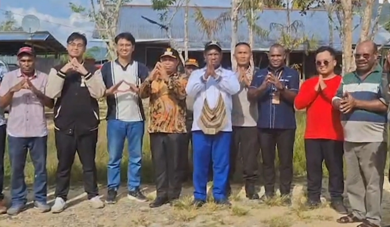 Bupati Yalimo Nahor Nekwek bersama Perwakilan Kementerian PUPR RI Ottis Heluka dan Rombongan Foto Bersama Usai Melakukan Survei 