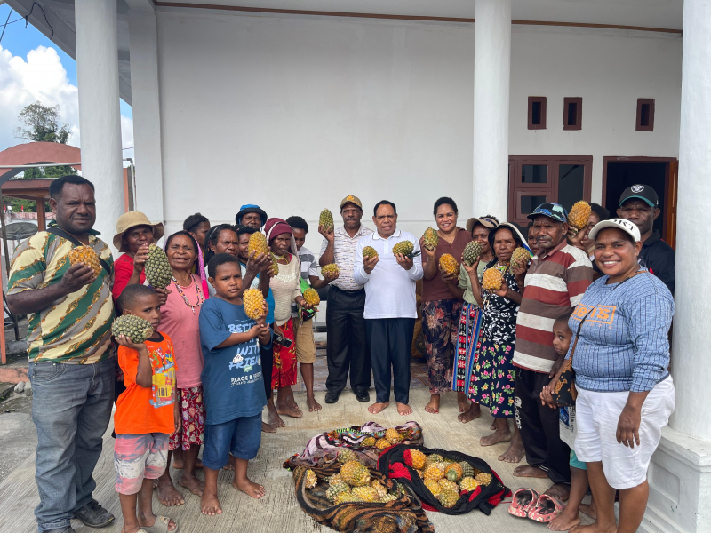 Bupati Yalimo Nahor Nekwek Terima Buah Nenas dari petani dari Distrik Apahapsili, Kabupaten Yalimo, yang langsung mendatangi kediaman Bupati.