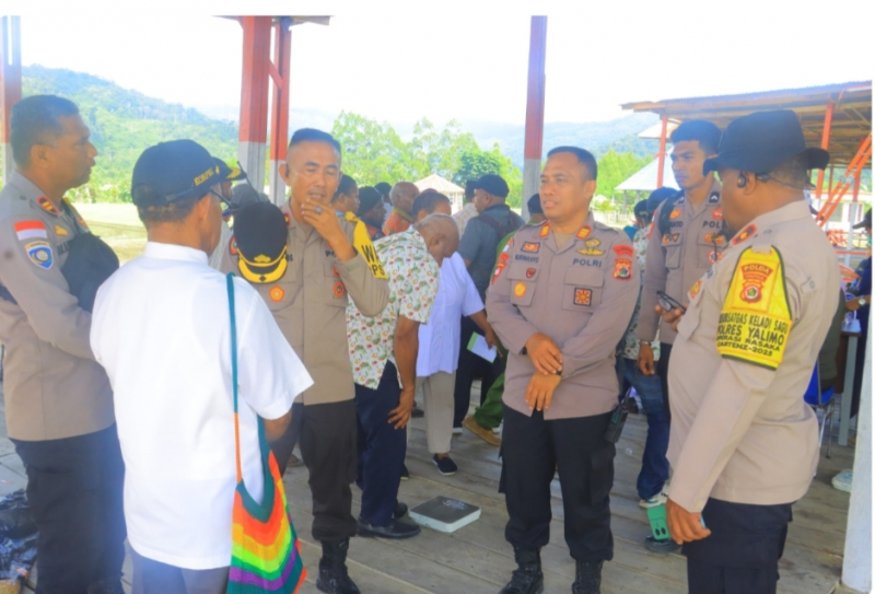 Polres Yalimo melaksanakan pengamanan kegiatan pemeriksaan kesehatan gratis yang di Dinas Kesehatan Kabupaten Yalimo.