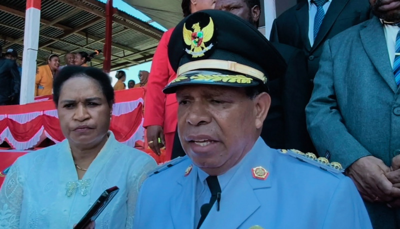 Bupati Yalimo, Dr. Nahor Nekwek, S.Pd, MM didampingi istri saat memberikan keterangan pers kepada media usai peringatan HUT RI.