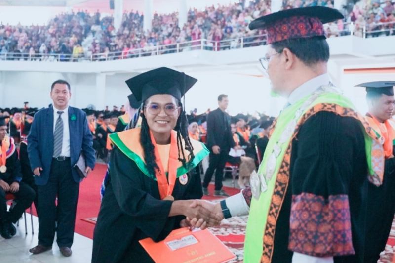 Arlina Karoba Saat Diwisuda. foto : istimewa