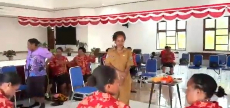 DWP Kabupaten Yalimo Gelar Pelatihan Pembuatan Busana Noken di Aula Dinas Pendidikan Kabupaten Yalimo, Senin (1/9/2025).