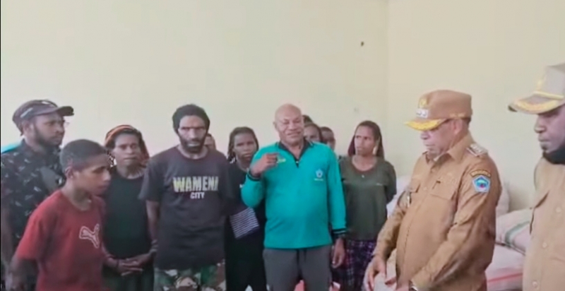 Bupati Yalimo Nahor Nekwek, didampingi Kepala Dinas Sosial Yalimo Martinus Hiluka, Kepala Dinas Penanggulangan Bencana Sors Mabel, serta jajaran OPD Pemkab Yalimo Serahkan Bantuan.