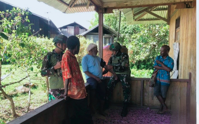 Prajurit TNI Satgas Yonif 521/DY ketika melakukan pemeriksaan kesehatan secara langsung di rumah warga di Kabupaten Yalimo, Papua Pegunungan dalam mensukseskan program nasional CKG di pedalaman Papua Pegunungan. 