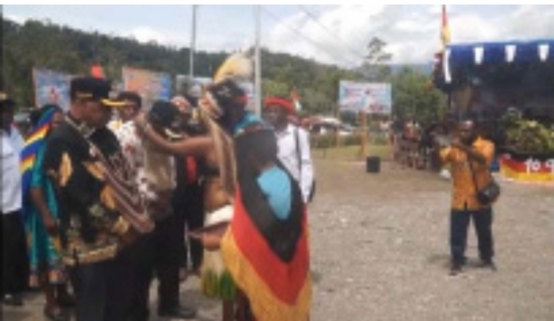 Bupati Yalimo, Dr. Nahor Nekwek, S.Pd,MM ketika disambut panitia perayaan HUT ke-60 Injil masuk Apalapsili. (foto:humas yalimo)