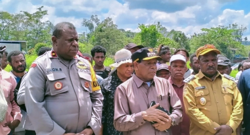 Kapolres Yalimo, Bupati dan Wakil Bupati Yalimo Mengunjungi Pengungsi