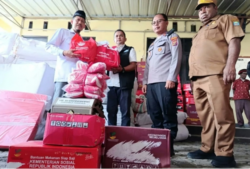 Analis Kebijakan Madya Direktorat Perlindungan Sosial Korban Bencana Sosial dan Non Alam Kemensos RI Hijrah Manfaluty saat menyerahkan secara simbolis bantuan pengungsi Kabupaten Yalimo kepada salah satu perwakilan kerukunan di Wamena