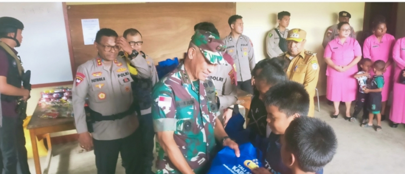 Panglima Komando Daerah Militer XVII/Cenderawasih Mayjen TNI Amrin Ibrahim, SIP bersama Kepala Kepolisian Daerah Papua Irjen Pol Petrus Patrige Rudolf Renwarin, SH, M.Si, didampingi Bupati Yalimo Dr Nahor Nekwek saat kunjungan kerja di Distrik Elelim, Yalimo, Papua Pegunungan, Senin (22/9). Foto: Istimewa