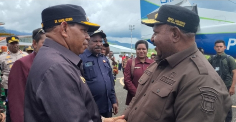 Wakil Gubernur Papua Pegunungan Dr,Ones Pahabol saat di sambut Bupati Yalimo Dr,Nahor Nekwek di Bandara Elelim, Jumat (19/09/2025). foto : Humas