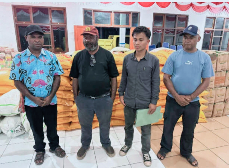 Ketua Tim Pemulihan Kabupaten Yalimo, Didimus Wandik, S.Pd (dua dari kiri) tengah mendata bantuan yang akan disalurkan kepada pengungsi atau masyarakat yang membutuhkan. 