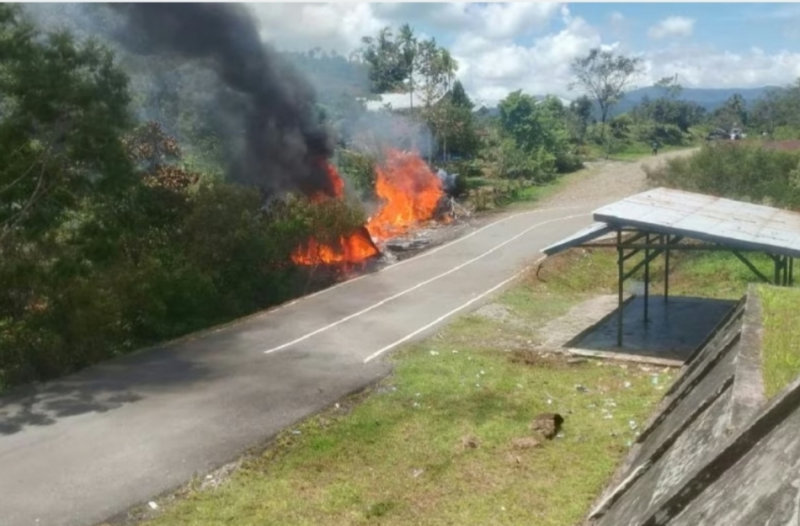Kios atau warung kelontong milik warga di bakar di Elelim. foto : Antara