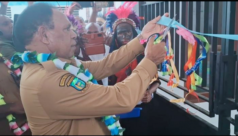 Bupati Kabupaten Yalimo, Nahor Nekwek, mengunting pita sebagai tanda peresmian Asrama Mahasiswa Yalimo di Kota Studi