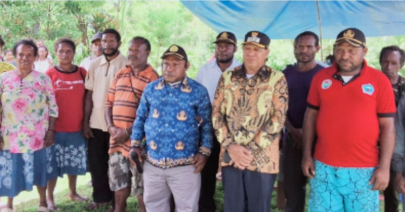 Bupati Yalimo Nahor Nekwek Menyerahkan Bantuan Peralatan Perikanan Kepada Petani. foto : Humas