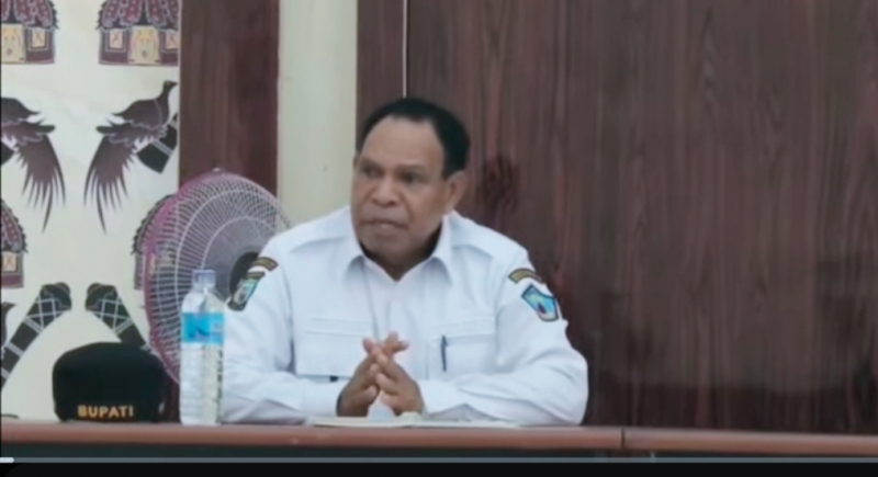 Bupati Nahor Nekwek Saat Memimpin Rapat