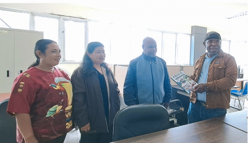 Diskominfo Papua Pegunungan Serahkan Profil Daerah ke Pemkab Yalimo