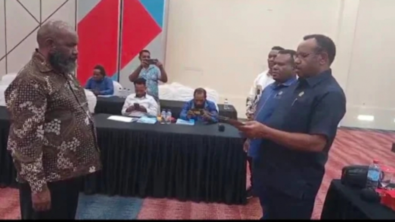 Penyerahan Dokumen  KUA-PPAS dari Ketua DPRK Yalimo Elia Yare,S.Sos kepada Pemkab Yalimo, Selasa, (23/12).