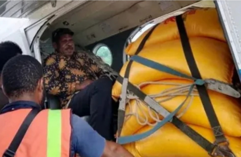 Wabup Yalimo Yan kiraklak, S.Pd bagikan Sembako ke Kampung Terpencil Menjelang Natal dan Tahun Baru,